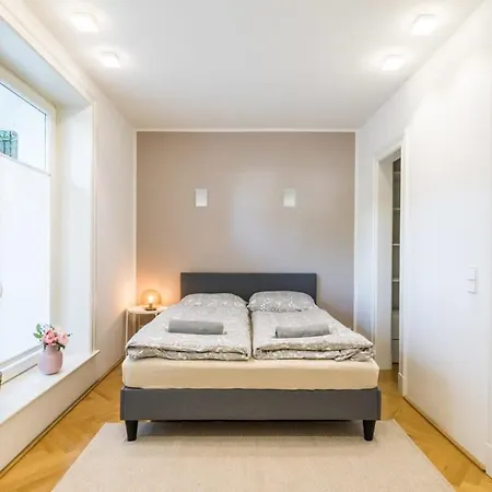 Modern Apartment Near Außenalster-3
